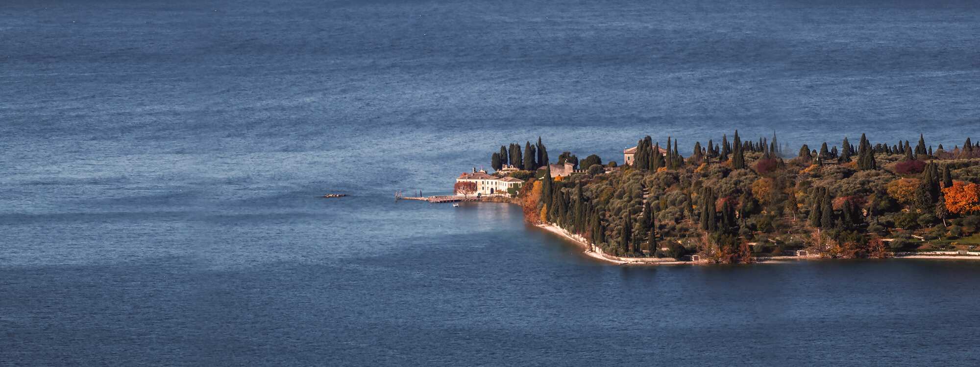 Punta San Vigilio - die Landzunge besticht in der Region Gardasee durch ihre einzigartige Lage, ihr grünes Antlitz und ein Strandbad, das insbesondere für Familien mit Kindern ideal ist.