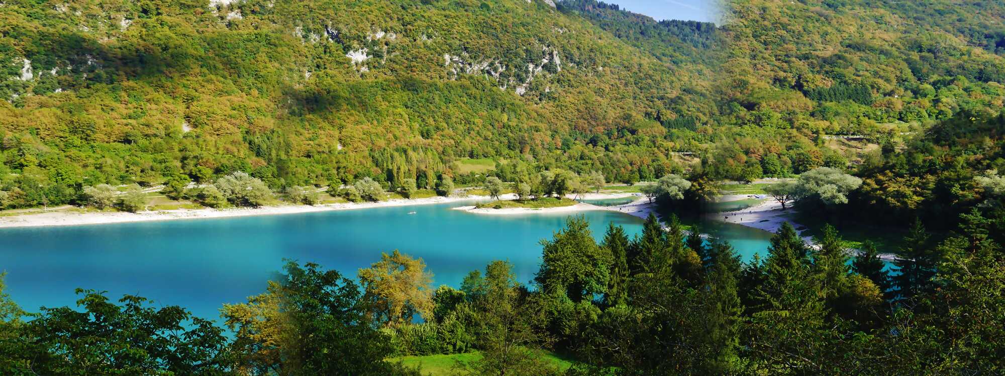 Castello di Tenno erhebt sich auf einem Felsvorsprung in den Valli Giudicarie in der Region Gardasee