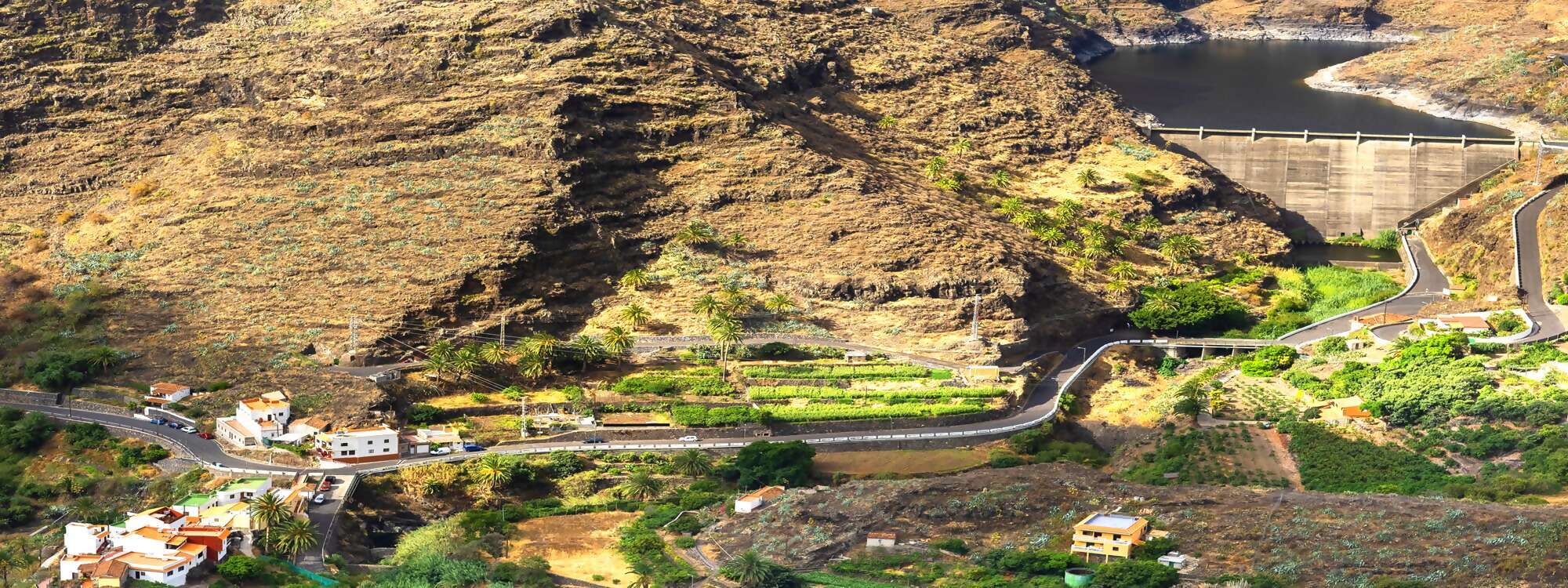 Panoramablick auf die Berge und die Talsperre auf der Insel La-Gomera