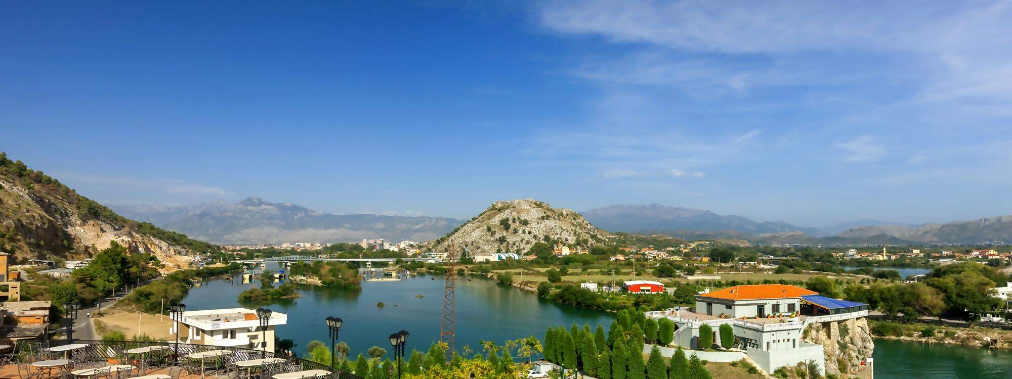 Blick auf die Stadt Shkodra in Kosovo