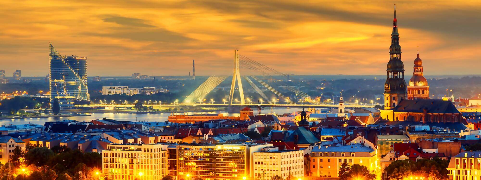 Luftpanorama des Zentrums von Rigaer und der Vansubruecke ueber den Fluss Daugava