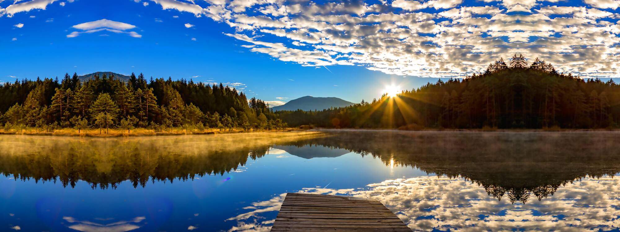 Wunderschoener Sonnenaufgang am Egelsee in Kaernten - Oesterreich